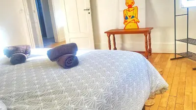 Un ou plusieurs lits dans un hébergement de l'établissement DOMFRONT-BNB : CHIC & CONFORT