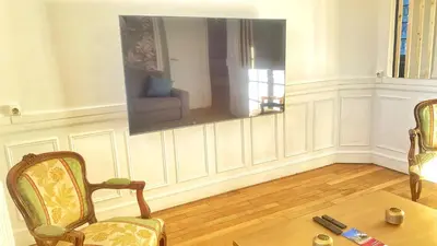 Télévision ou salle de divertissement dans l'établissement DOMFRONT-BNB : CHIC & CONFORT