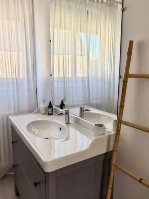 Salle de bains dans l'établissement La Triolette, maison chaleureuse, indépendante et refaite à neuf dans le Vieux Coutainville, tourisme ou télétravail