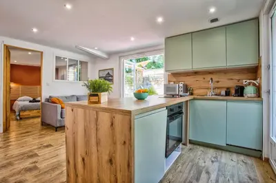 Cuisine ou kitchenette dans l'établissement Appartement fraîchement rénovée - Jacuzzi au cœur de Caen