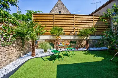 Jardin de l'établissement Appartement fraîchement rénovée - Jacuzzi au cœur de Caen