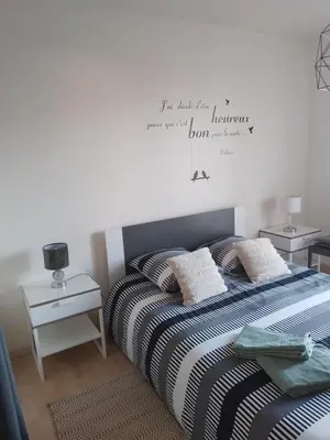 Un ou plusieurs lits dans un hébergement de l'établissement Chambre agréable au calme