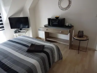 Télévision ou salle de divertissement dans l'établissement Chambre agréable au calme
