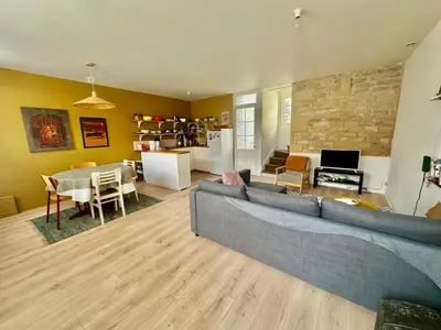 Coin salon dans l'établissement La courette, maison avec cour proche plage