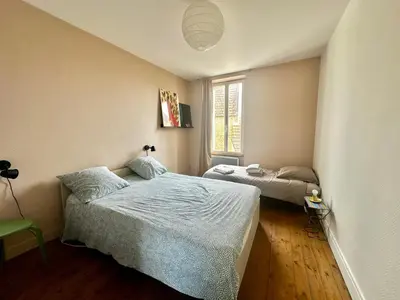 Un ou plusieurs lits dans un hébergement de l'établissement La courette, maison avec cour proche plage