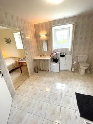 Salle de bains dans l'établissement Ferme fortifiée d Enguenard