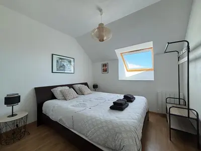 Un ou plusieurs lits dans un hébergement de l'établissement L'air marin Apt avec belle terrasse vue dégagée séjour lumineux 10 mn à pied mer et centre Port en Bessin, tous commerces et restaurants, proche Bayeux et Omaha Beach