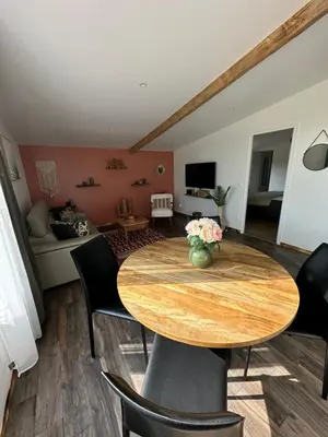 Coin salon dans l'établissement Le Clos de Baron sur Odon, un havre de paix.
