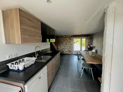 Cuisine ou kitchenette dans l'établissement Le Clos de Baron sur Odon, un havre de paix.