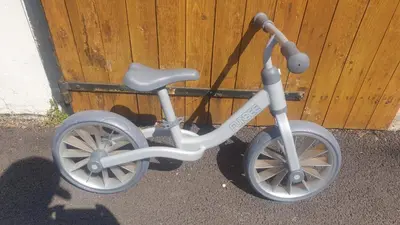 Vélo sur le terrain de l'établissement Maison, jardin, barbecue et vélo classé 3 étoiles ou dans les environs
