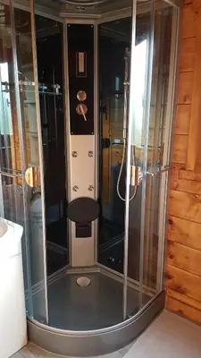 Salle de bains dans l'établissement SUPERBE CHALET AVEC PISCINE CHAUFFEE Juillet et Aout
