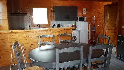 Cuisine ou kitchenette dans l'établissement SUPERBE CHALET AVEC PISCINE CHAUFFEE Juillet et Aout