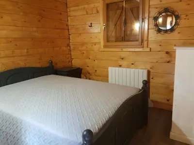 Un ou plusieurs lits dans un hébergement de l'établissement SUPERBE CHALET AVEC PISCINE CHAUFFEE Juillet et Aout