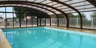 Piscine de l'établissement SUPERBE CHALET AVEC PISCINE CHAUFFEE Juillet et Aout ou située à proximité