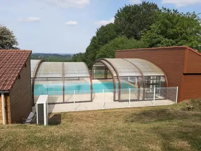 Piscine de l'établissement SUPERBE CHALET AVEC PISCINE CHAUFFEE Juillet et Aout ou située à proximité