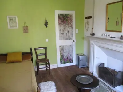 Coin salon dans l'établissement Le Presbytère, Cotentin, Val de Saire, Fermanville, proximité immédiate mer et forêt