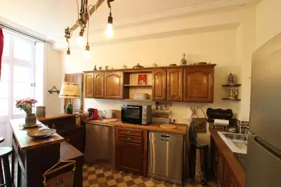 Cuisine ou kitchenette dans l'établissement Le Presbytère, Cotentin, Val de Saire, Fermanville, proximité immédiate mer et forêt