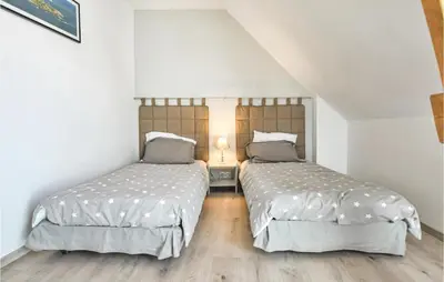 Un ou plusieurs lits dans un hébergement de l'établissement 3 Bedroom Stunning Home In Créances