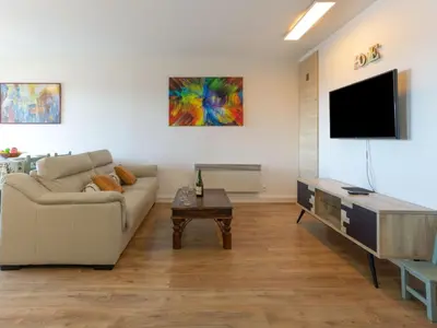 Télévision ou salle de divertissement dans l'établissement Apartment Cap Cabourg-29 by Interhome