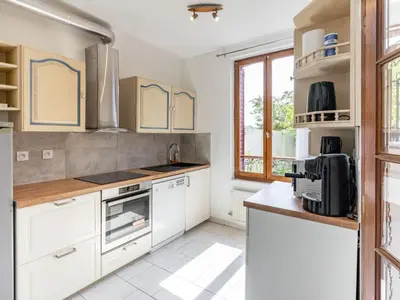 Cuisine ou kitchenette dans l'établissement Holiday Home Le Mimosa Normand by Interhome