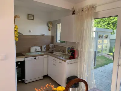 Cuisine ou kitchenette dans l'établissement Résidence Les jardins de Courseulles F3