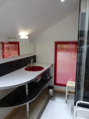 Salle de bains dans l'établissement Cottage des Mézières
