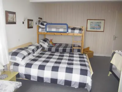 Un ou plusieurs lits dans un hébergement de l'établissement Lenard Charles Bed & Breakfast