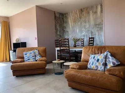 Coin salon dans l'établissement La Poupe, F3 avec terrasse à 60m de la plage