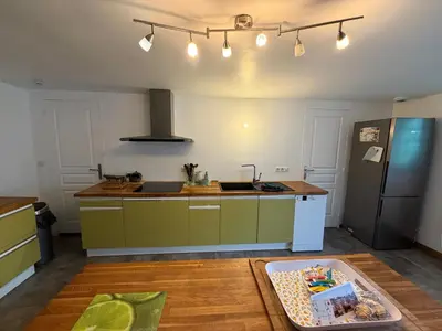 Cuisine ou kitchenette dans l'établissement Maison renovee en pierres séjour spacieux avec jardin et terrasse aménagée près Omaha beach & Bayeux à 5mn de la mer tous commerces