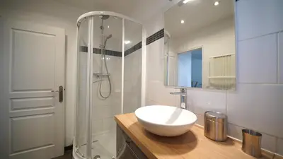 Salle de bains dans l'établissement Caen: F2 Cosy au cœur du centre ville