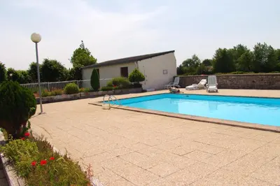 Piscine de l'établissement Appartement cosy à Montmartin 27m² avec piscine partagée ou située à proximité