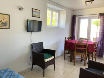 Télévision ou salle de divertissement dans l'établissement Appartement cosy à Montmartin 27m² avec piscine partagée