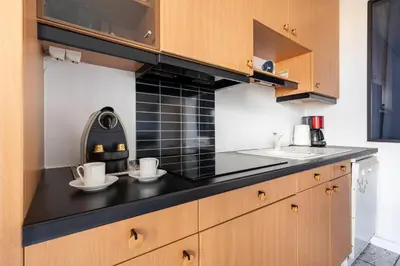 Cuisine ou kitchenette dans l'établissement Le Proust