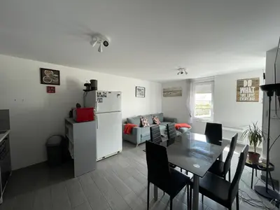Coin salon dans l'établissement Les mouettes Apt duplex indépendant dans maison spacieux petite vue sur mer des chambres belle terrasse aménagée en hauteur près Omaha Beach et Bayeux 800 m plage et 300 m superette