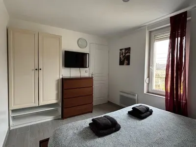 Télévision ou salle de divertissement dans l'établissement Les mouettes Apt duplex indépendant dans maison spacieux petite vue sur mer des chambres belle terrasse aménagée en hauteur près Omaha Beach et Bayeux 800 m plage et 300 m superette