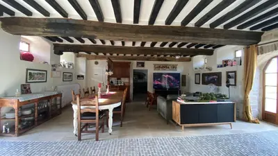Télévision ou salle de divertissement dans l'établissement La Fiere Bridge Guest House