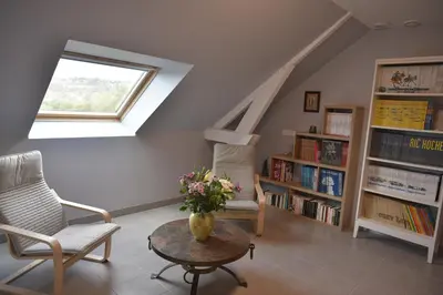 Bibliothèque dans la maison d'hôtes