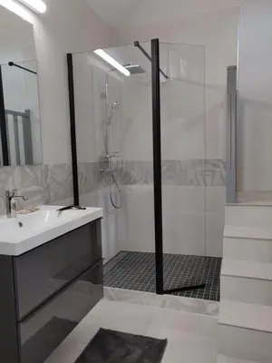 Salle de bains dans l'établissement Aux belles pierres