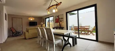 Télévision ou salle de divertissement dans l'établissement Bleu Soleil