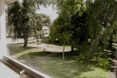 Jardin de l'établissement Belle appartement lumineux -Tram au pied de l'immeuble -