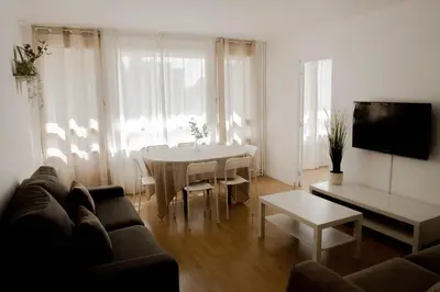 Télévision ou salle de divertissement dans l'établissement Belle appartement lumineux -Tram au pied de l'immeuble -