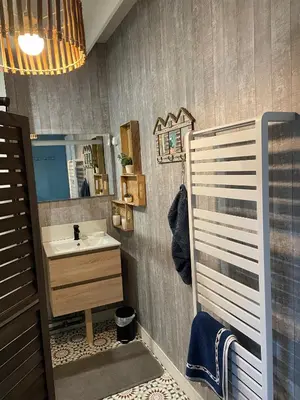 Salle de bains dans l'établissement La Boussole centre station proche mer