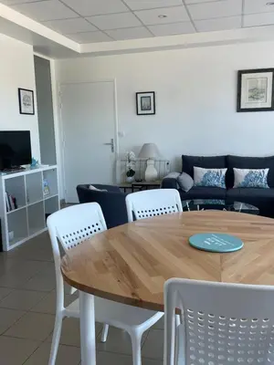 Télévision ou salle de divertissement dans l'établissement Au Petit Brick - Cosy beachfront house