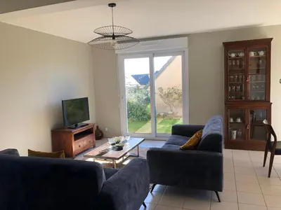 Télévision ou salle de divertissement dans l'établissement La villa Noukey à 150m de la plage et des cabines
