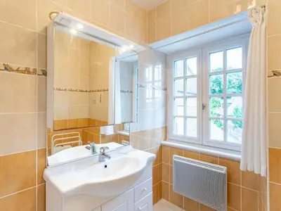 Salle de bains dans l'établissement Holiday Home La Vallée by Interhome