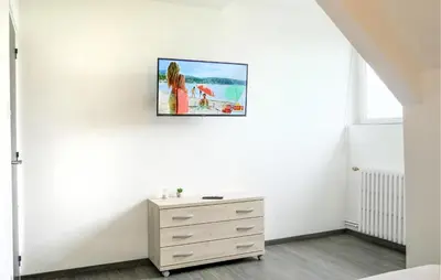 Télévision ou salle de divertissement dans l'établissement Awesome Apartment In Pirou With Wifi
