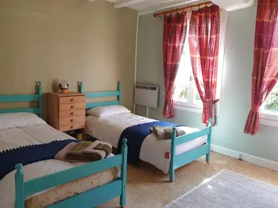 Un ou plusieurs lits dans un hébergement de l'établissement Saint Cyr du Bailleul - Maison
