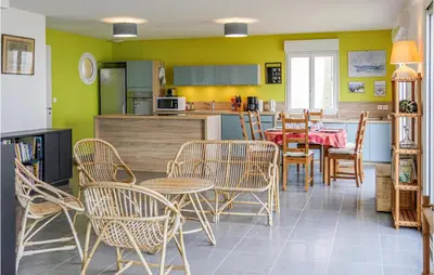 Cuisine ou kitchenette dans l'établissement Nice Home In Pirou With House Sea View