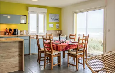 Cuisine ou kitchenette dans l'établissement Nice Home In Pirou With House Sea View