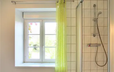 Salle de bains dans l'établissement 4 Bedroom Pet Friendly Home In Portbail